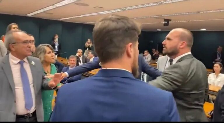 Eduardo Bolsonaro parte para cima de deputado do PT após discussão sobre facada de Bolsonaro