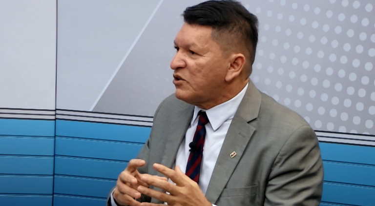 Carlos Santiago: "Amon está se colocando na disputa contra David Almeida"