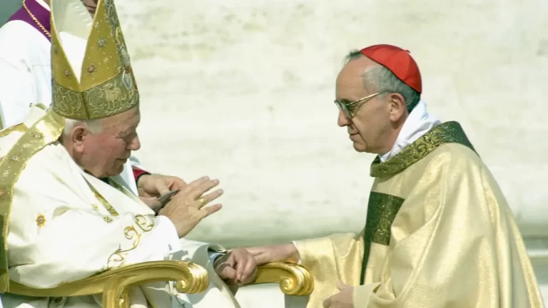 O papa João Paulo II recebe o então arcebispo de Buenos Aires, Jorge Mario Bergoglio