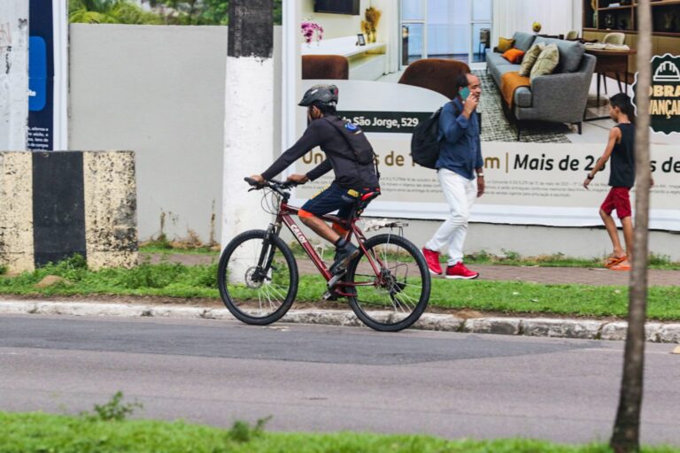 Prefeito assina ordem de serviço para construção de ciclovia na Ponta Negra Prefeito assina ordem de serviço para construção de ciclovia na Ponta Negra