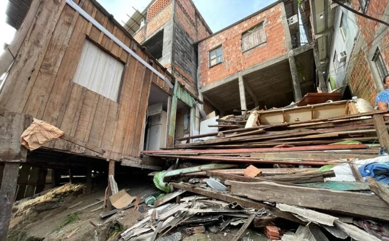 Casa de madeira desaba e deixa famílias desabrigada em Manaus