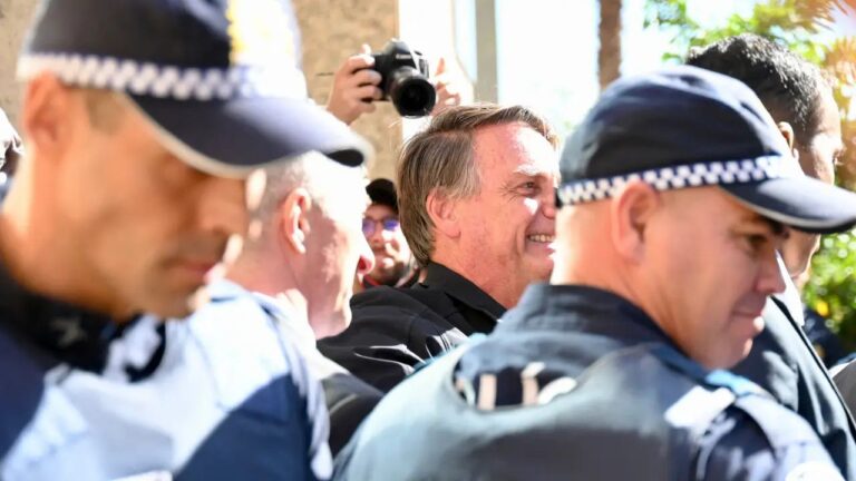 Bolsonaro presta depoimento de três horas à PF sobre joias sauditas