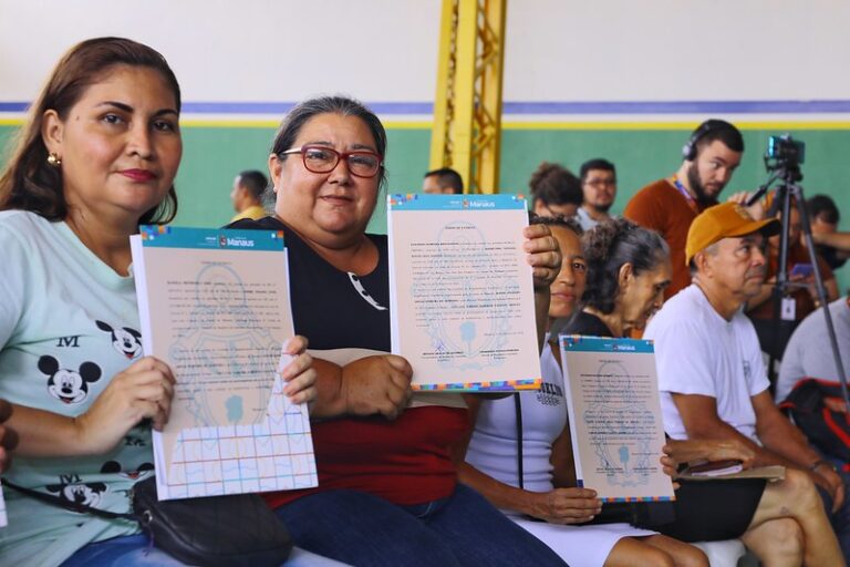 Registros de imóveis são entregues a famílias da zona Leste 