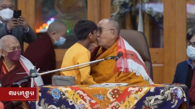Dalai Lama pede desculpas após repercussão de vídeo onde beija um menino Dalai Lama pede desculpas após repercussão de vídeo onde beija um menino
