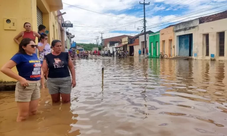 Barragem se rompe e água invade casas e comércios no Ceará