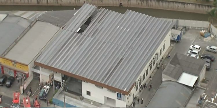 Teto desaba em Pronto-Socorro Infantil e deixa três feridos