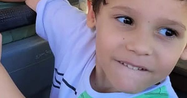 VÍDEO: Pai chora ao lembrar momento com filho morto em ataque: “Deus conforte o meu coração”