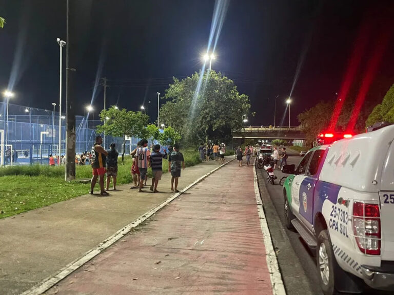 VÍDEOS: Homem é morto a tiros em quadra esportiva no Morro da Liberdade VÍDEOS: Homem é morto a tiros em quadra esportiva no Morro da Liberdade