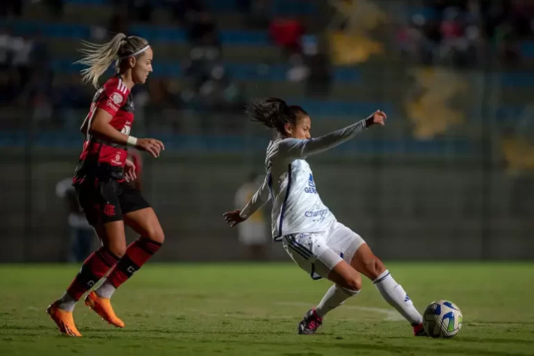 Cruzeiro bate Flamengo por 3 a 1 no Brasileiro Feminino