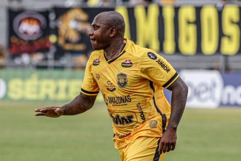 Sassá marca um dos gols da vitória do Amazonas