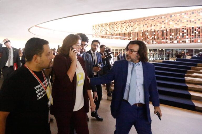 Jornalistas são agredidos durante passagem de Maduro em Brasília