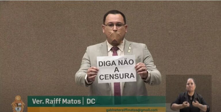 Vereador Raiff Matos usa mordaça para fazer protesto contra PL das Fake News