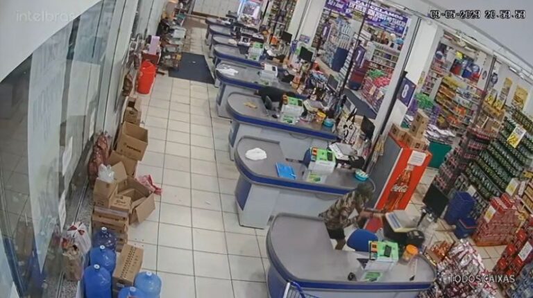 VÍDEO: Assaltantes aterrorizam clientes e funcionários em Manaus