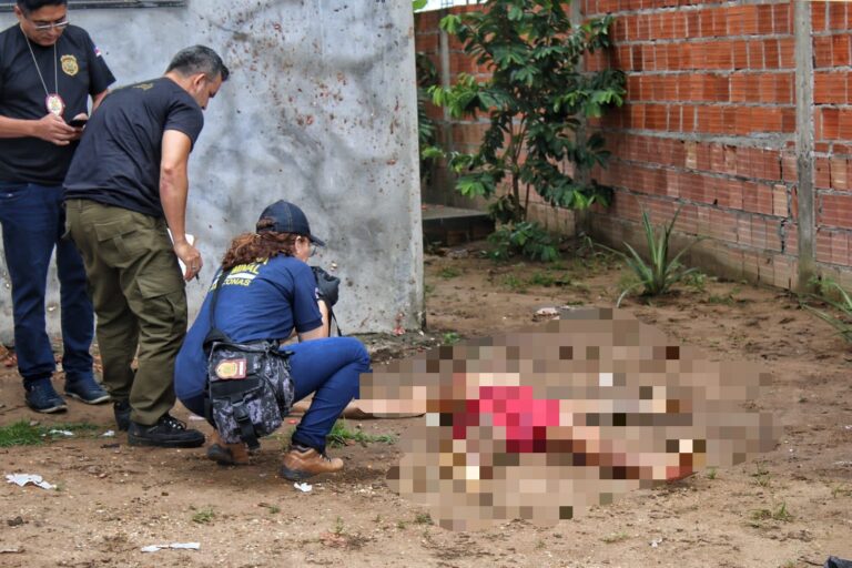 Homem é brutalmente executado a tiros e suspeitos fogem de canoa, em Manaus