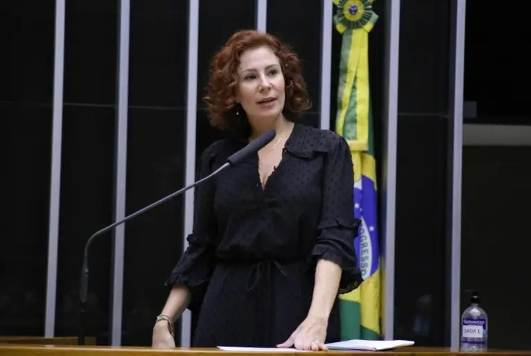 Carla Zambelli é diagnosticada com covid-19 e segue na UTI