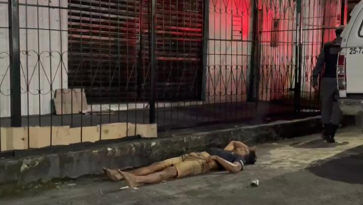 Homem é encontrado morto no meio da rua com sinais de espancamento, em Manaus