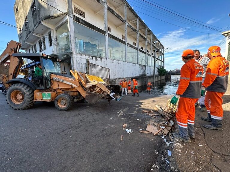 Cerca de 100 ambulantes irregulares são retirados da orla de Manaus 