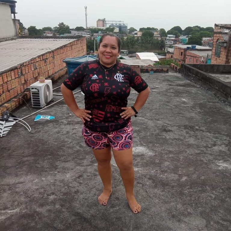 Golpe fatal: Mulher é encontrada morta com faca cravada nas costas