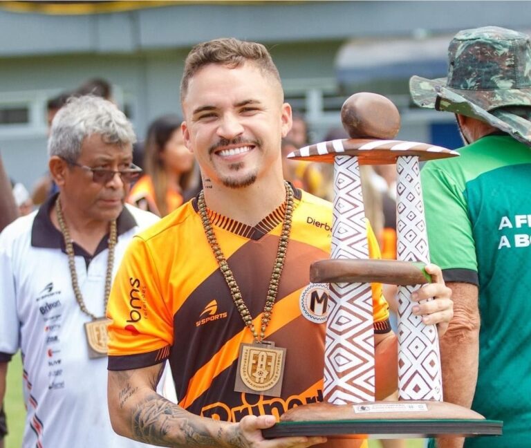 Jogador de futebol é preso por agredir com socos companheira em Manaus