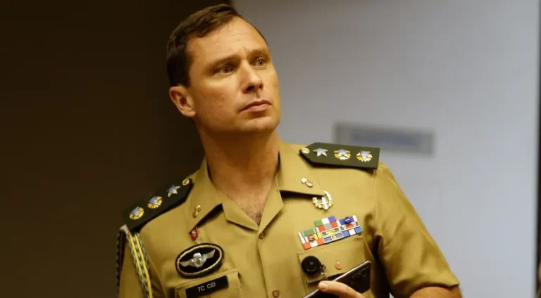 Esposa afirma que Mauro Cid falsificou dados de vacinação