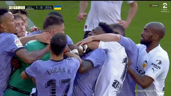 Vini Jr. sofre mais um caso de racismo durante jogo