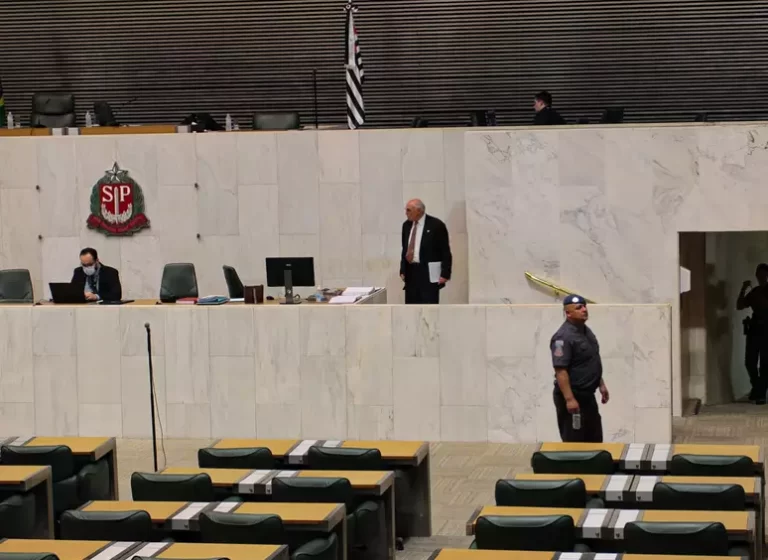 Eduardo Suplicy preside sessão para plenário vazio na Alesp