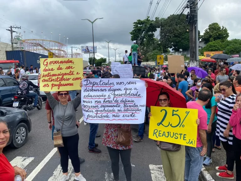 Professores do AM rejeitam contraproposta do governo de 8% e seguem com greve