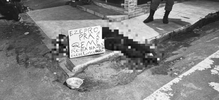 IMAGEM FORTE: Homem é morto e assassinos deixam placa com aviso em Manaus