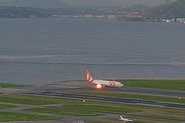 VIDEO: Turbina de avião pega fogo em decolagem no RJ