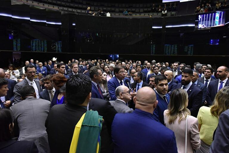 "PL das Fake News" pode ser votado hoje em meio a pressão das big techs e da oposição