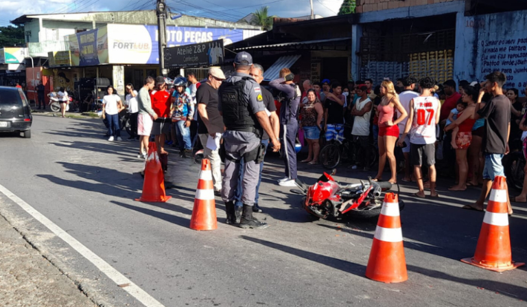 VÍDEOS: motociclista morre esmagado por carreta em Manaus