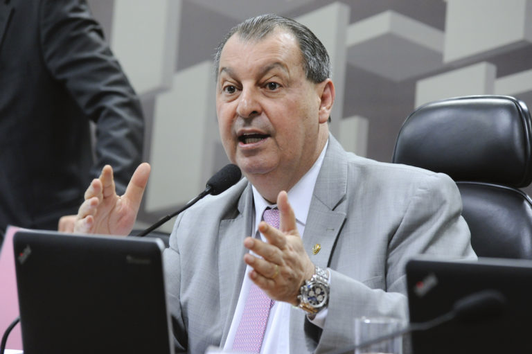 Bolsonaro é condenado a pagar R$ 30 mil por danos morais a Omar Aziz 