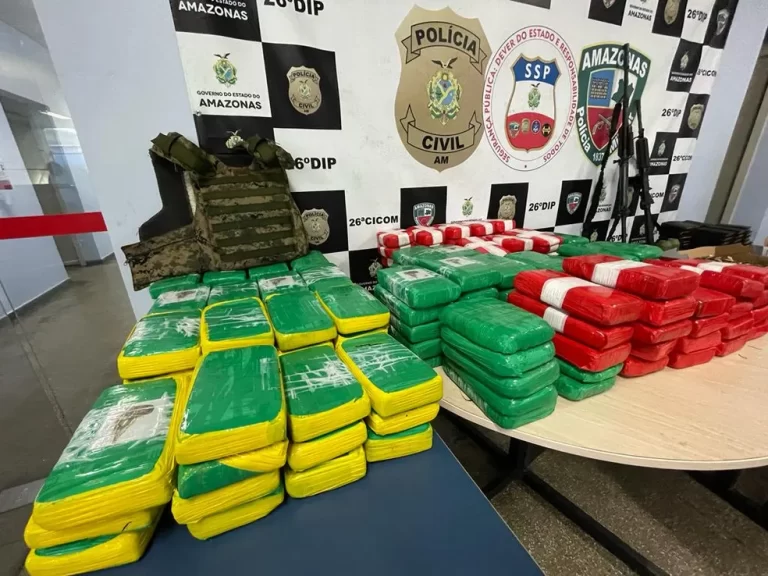 Operação da polícia apreende 200 kg de drogas e arsenal, em Manaus