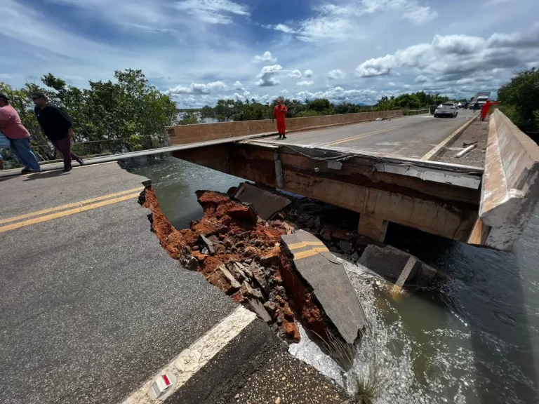 VÍDEO: Ponte na BR-174 rompe e deixa três pessoas feridas