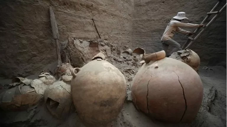 Tumbas com mais de mil anos são descobertas por arqueólogos no Peru