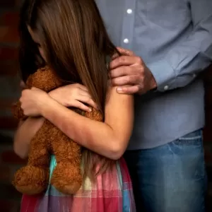 Mãe é presa suspeita de entregar filha de 10 anos a caseiro por R$20 no AM 