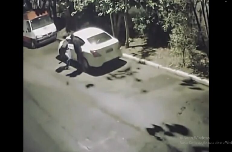 VÍDEO: Casal é assaltado enquanto namorava dentro do carro em rua deserta