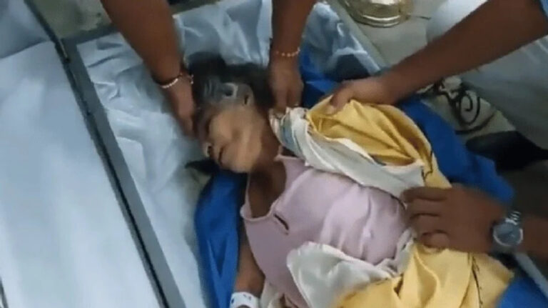 VÍDEO: Idosa dada como morta acorda no meio do próprio velório no Equador