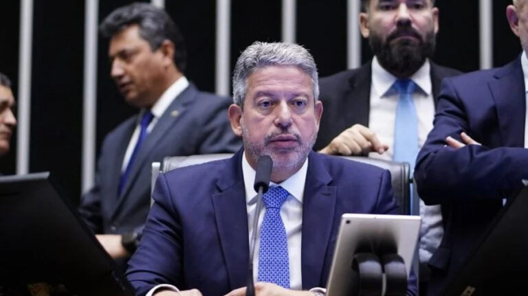 "Governo vai ter que andar com suas pernas", diz Lira após votação da MP dos ministérios