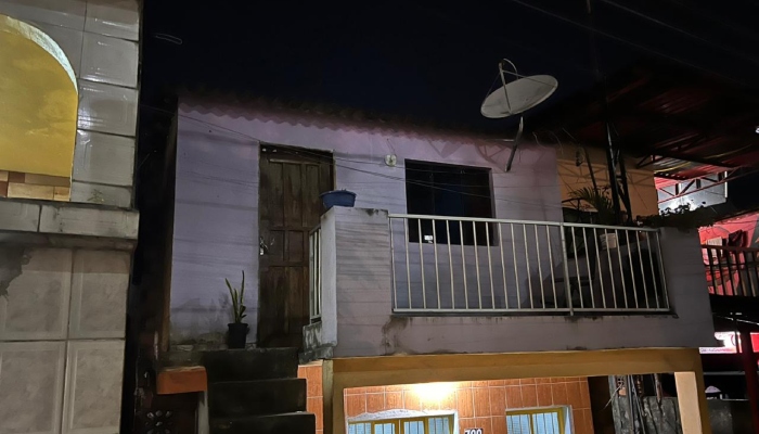 Pistoleiro invade casa e mata jovem na frente da família em Manaus Pistoleiro invade casa e mata jovem na frente da família em Manaus