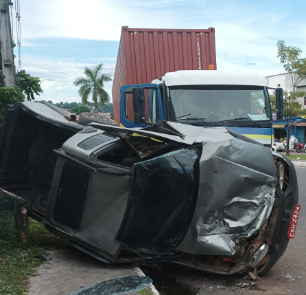 Carreta perde controle e arrasta carros em avenida de Manaus