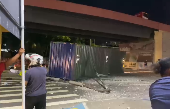 AGORA: Contêiner solta de carreta e cai de viaduto em Manaus; assista vídeos