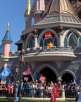 VÍDEO: Funcionários da Disney fazem greve dentro de castelo