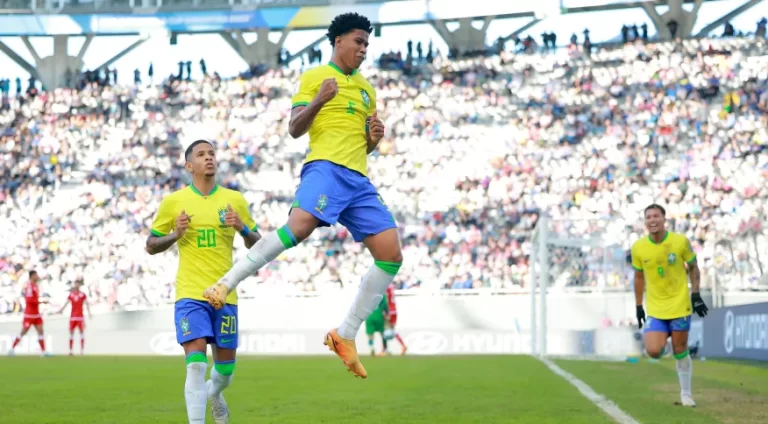 Andrey comemora gol