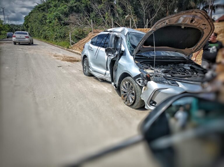 Carro arranca poste após acidente em Manaus