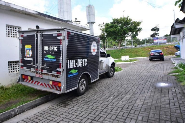 Dupla usa carrinho de rolimã para transportar e abandonar corpo em beco de Manaus