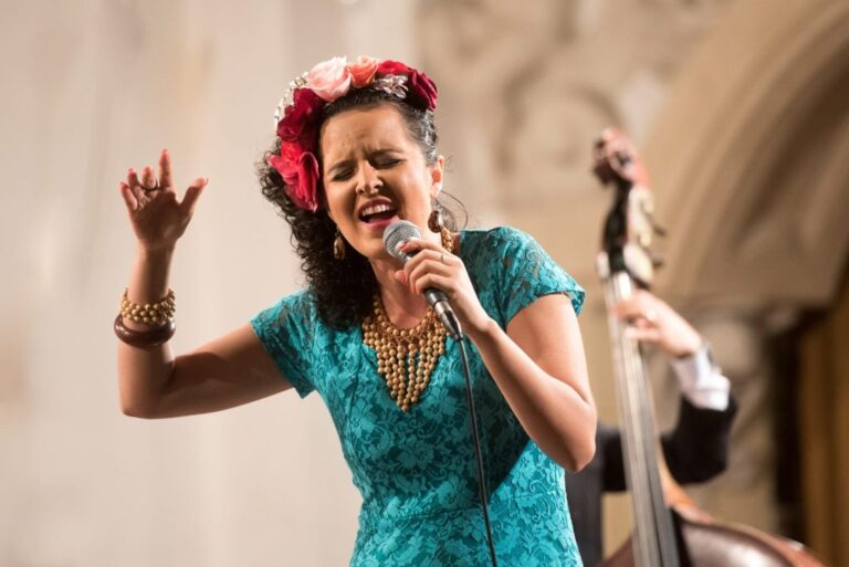 Cantora Karine Aguiar vai à final do prêmio "Melhor do Brasil no Mundo" em Londres