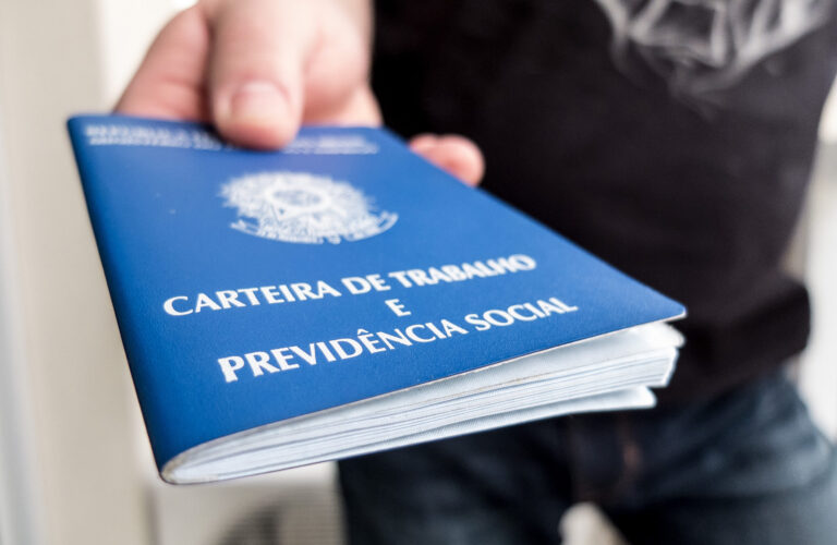 Brasil registra 155 mil empregos de cartaira assinada em maio