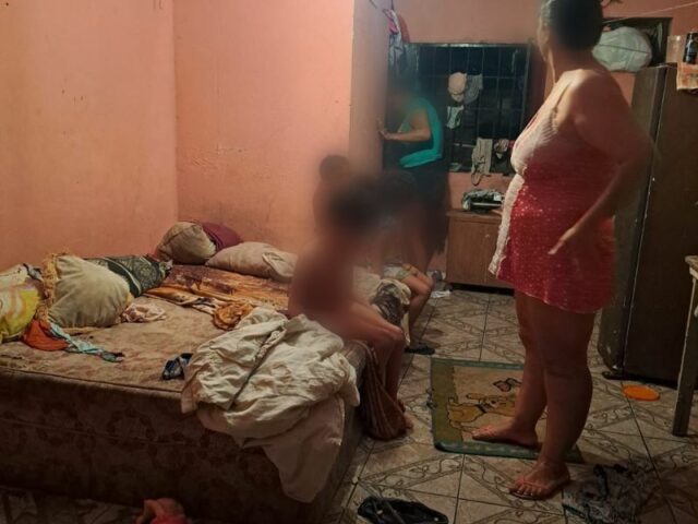 Sozinhas, sujas e sem comida: Três crianças em situação de abandono são regatadas em Manaus