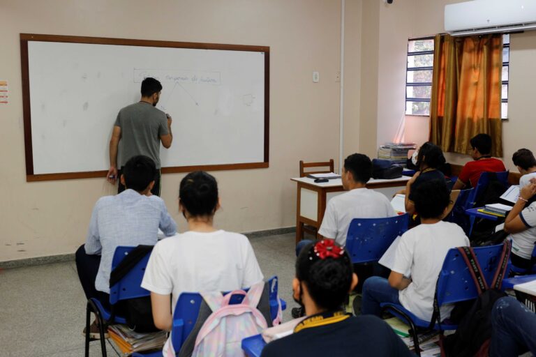 Seduc divulga edital de convocação emergencial de professores no AM